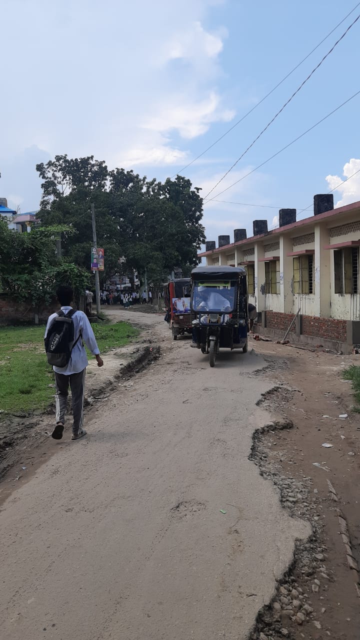মনাইউল্ল্যাহ উচ্চ বিদ্যালয়ের প্রধান সড়কের বেহাল দশা : ভোগান্তিতে শিক্ষার্থীসহ হাজারো মানুষ
