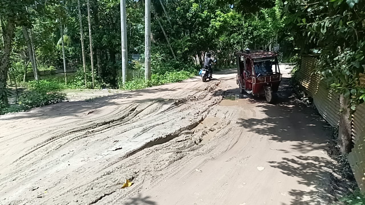 দালালবাজার–মীরগঞ্জ সড়ক যেন মৃত্যুকূপ: লক্ষ লক্ষ মানুষের ভোগান্তি লাঘবে সংস্কার জরুরি