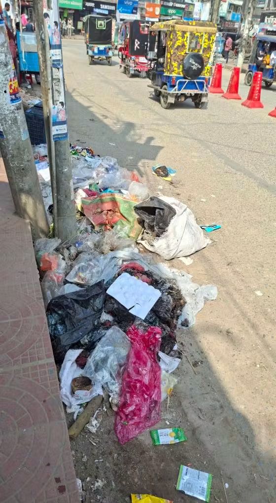 শ্রীমঙ্গলে দুর্গন্ধময় পৌর ভাগাড়ে তালা, এখন শহরজুড়েই ময়লা আবর্জনার স্তূপ