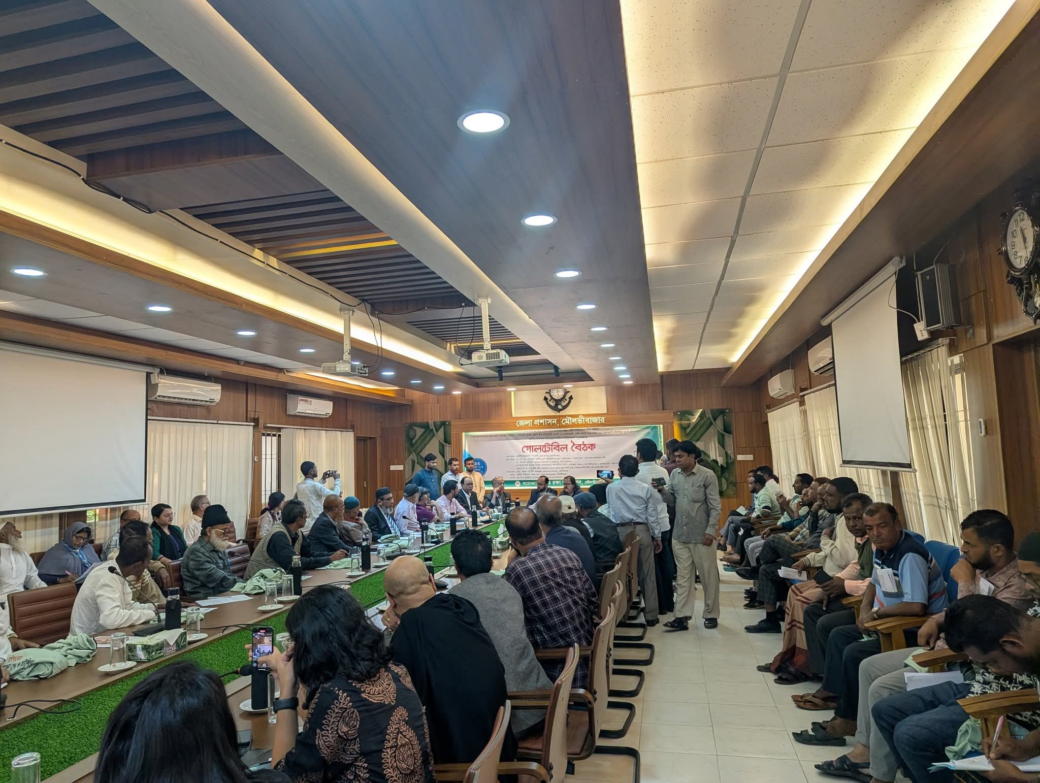 বিকল্প ভূমিতে সৌরবিদ্যুৎ উৎপাদন করুন, হাওর সুরক্ষায় মৌলভীবাজারে গোলটেবিল বৈঠক