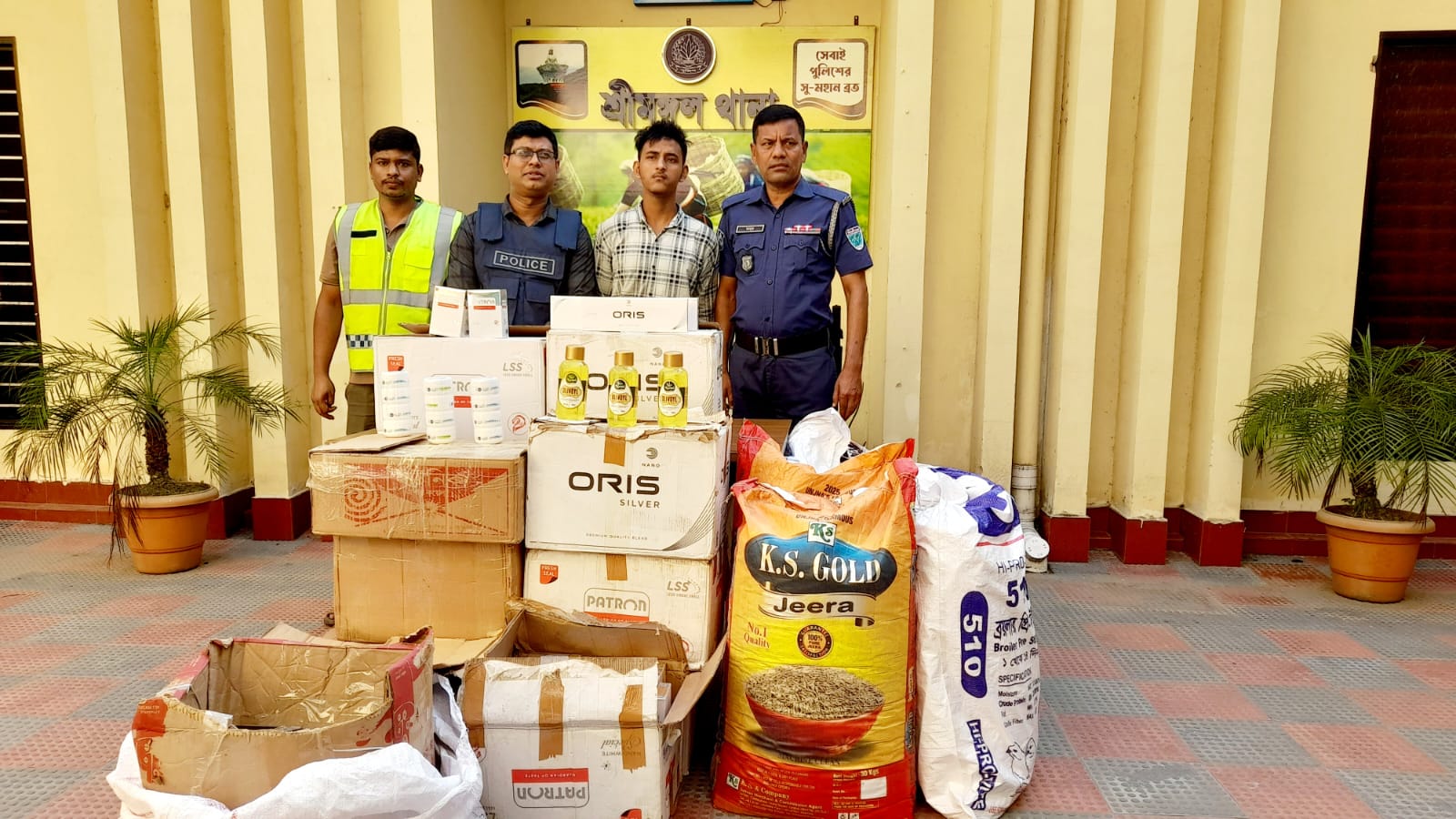 শ্রীমঙ্গলে এস এ পরিবহন থেকে ১১ লাখ টাকার ভারতীয় পণ্য জব্দ, একজন আটক