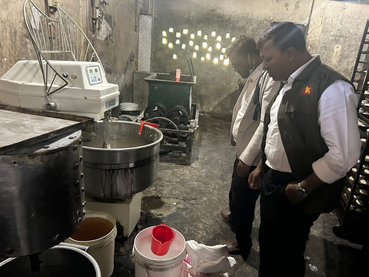 লক্ষ্মীপুরে নিরাপদ খাদ্য অধিদপ্তরের বিশেষ অভিযান, সুমাইয়া বেকারিতে নানা অনিয়ম উদ্ঘাটন