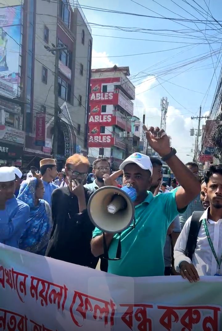 ময়লার ভাগাড়ের দুর্গন্ধে নাকাল শ্রীমঙ্গল: সরানোর দাবিতে শিক্ষার্থীদের বিক্ষোভ ও সড়ক অবরোধ