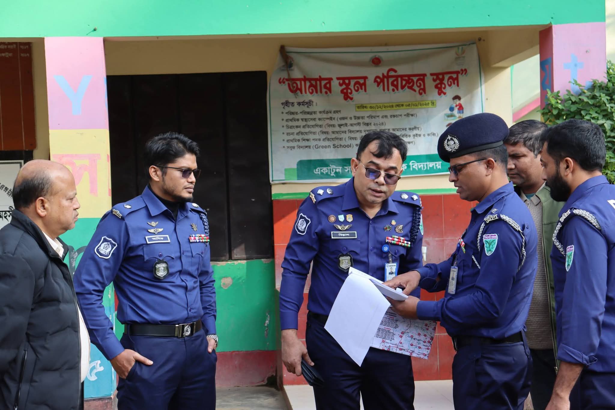 মৌলভীবাজার সদরের বিভিন্ন ভোটকেন্দ্র পরিদর্শনে পুলিশ সুপার