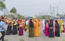 পোশাক শ্রমিকদের মহাসড়ক অবরোধ, বেতন-বোনাস দাবি