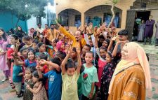 ঈদের আনন্দে শিশুদের মুখে হাসি, মৌলভীবাজারে ব্যতিক্রমী ‘মেহেদী উৎসব’ ও নতুন পোশাক বিতরণ
