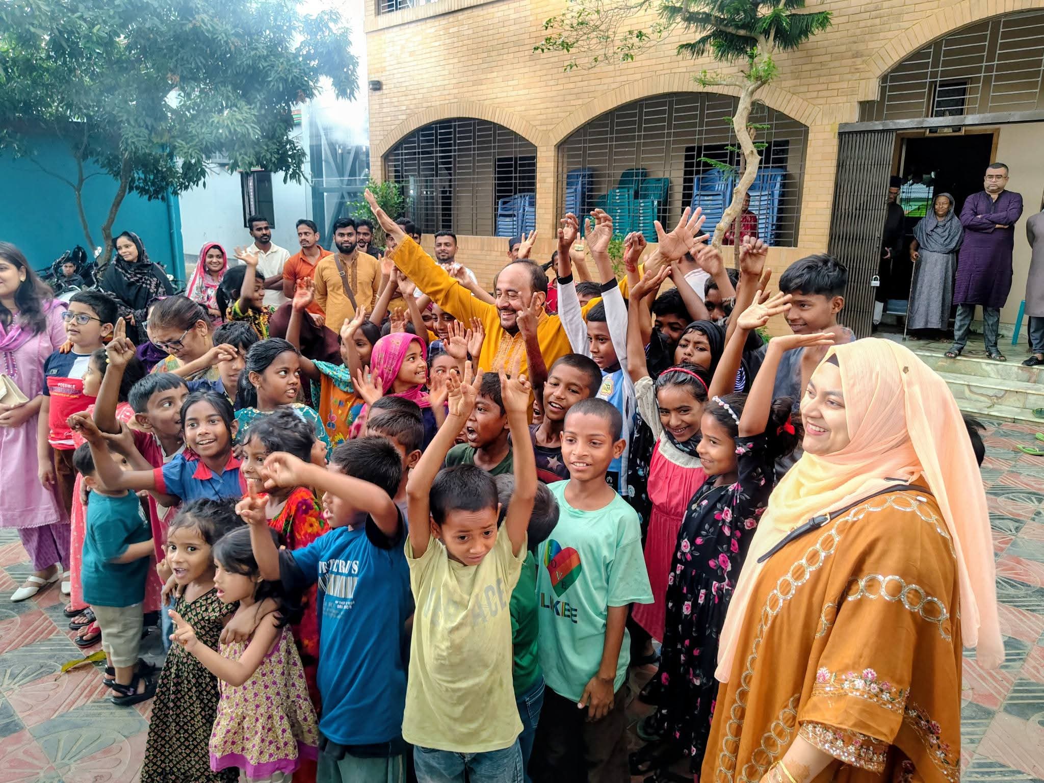 ঈদের আনন্দে শিশুদের মুখে হাসি, মৌলভীবাজারে ব্যতিক্রমী ‘মেহেদী উৎসব’ ও নতুন পোশাক বিতরণ