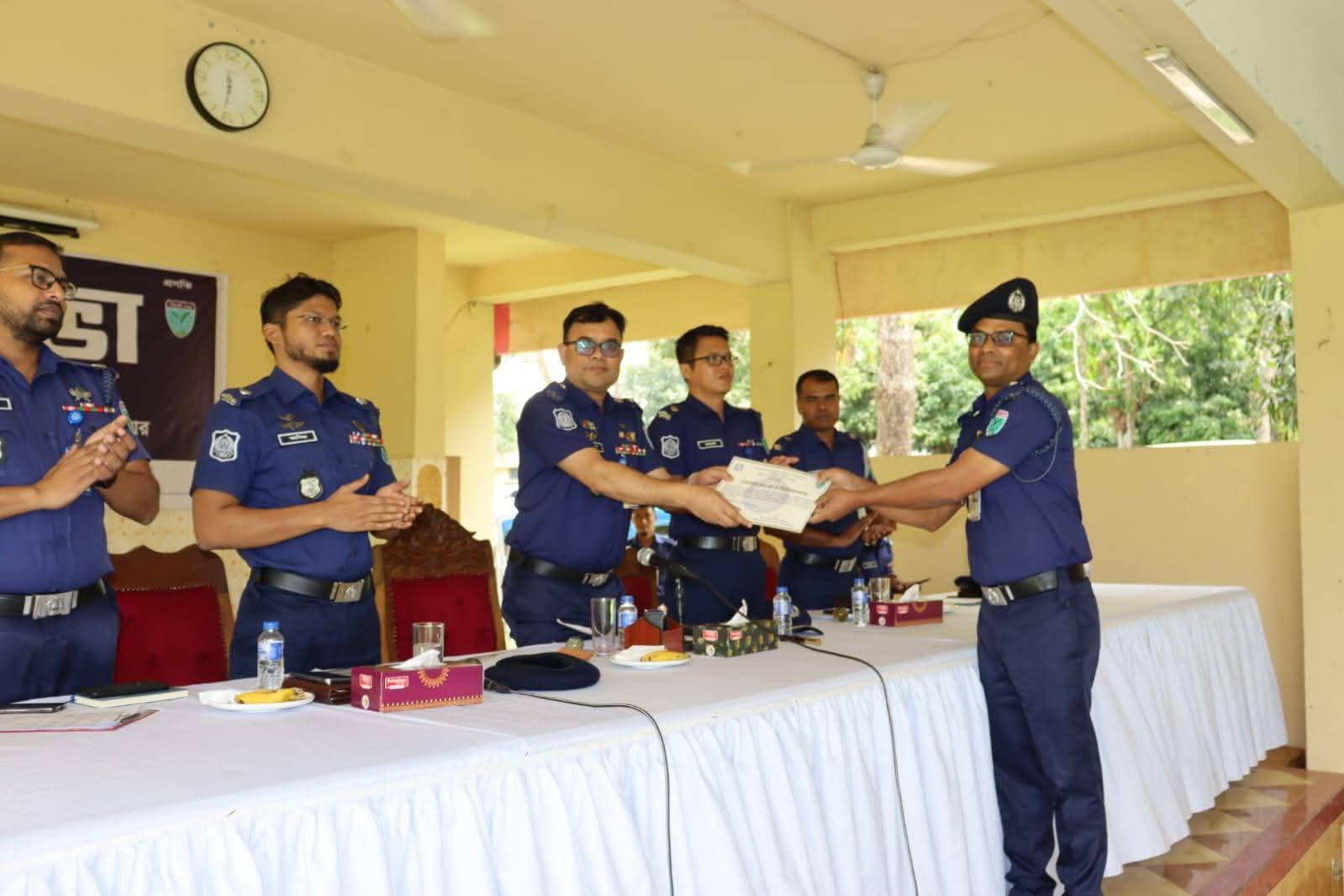 মৌলভীবাজারে জেলা পুলিশের মাসিক সভায় শ্রেষ্ঠ কর্মকর্তাদের পুরস্কার প্রদান