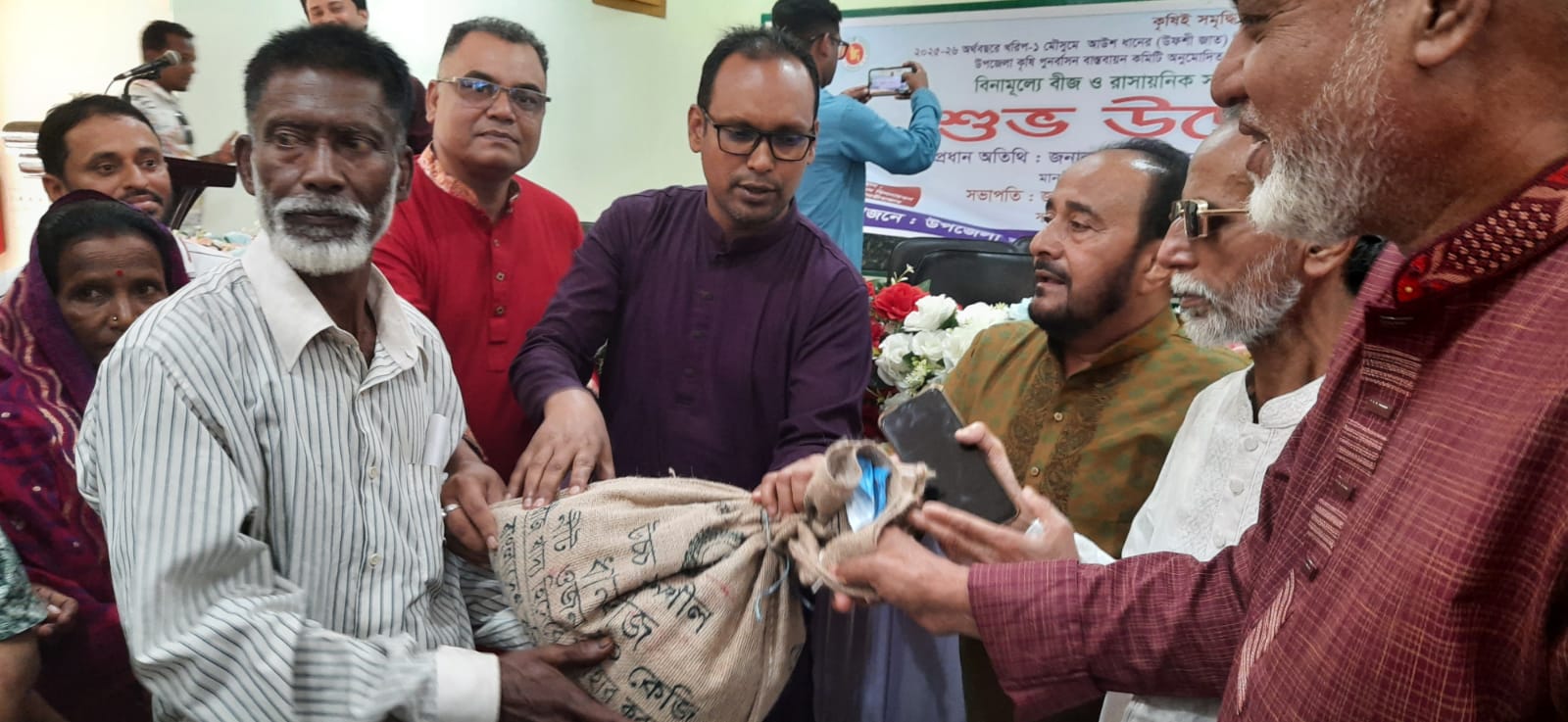 শ্রীমঙ্গলে ৬ হাজার ২০০ কৃষকের মাঝে বিনামূল্যে সার ও আউশ বীজ বিতরণ শুরু