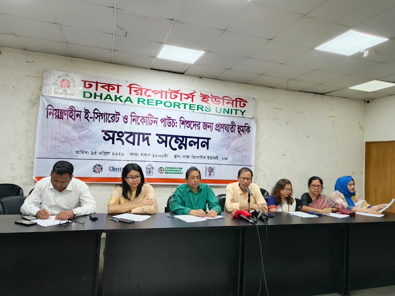 নিয়ন্ত্রণহীন ই-সিগারেট ও নিকোটিন পাউচ : শিশুদের জন্য প্রাণঘাতী হুমকি