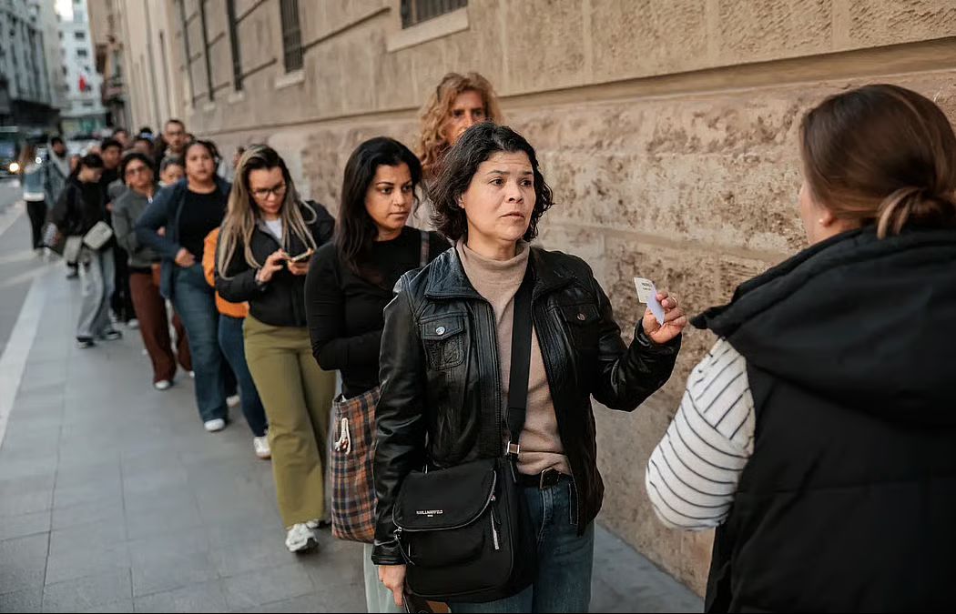 আশা, স্বপ্ন আর শঙ্কা নিয়ে স্পেনে অভিবাসীদের বৈধ করার প্রক্রিয়া শুরু