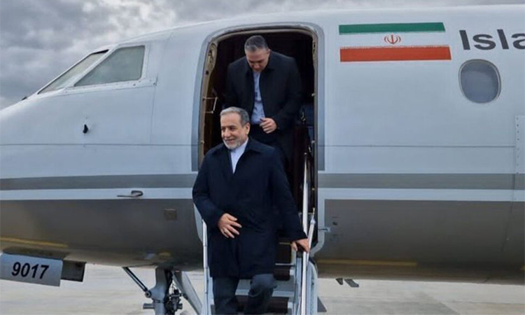 ইরানের পররাষ্ট্রমন্ত্রী রাশিয়ার প্রেসিডেন্ট পুতিনের সঙ্গে বৈঠক করতে সেন্ট পিটার্সবার্গে পৌঁছেছেন
