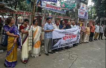 শিশুরা কোথাও নিরাপদ নয়, ভবিষ্যৎ বড় বিপর্যয়ের মুখে: সর্বোচ্চ শাস্তির দাবিতে ঢাকায় মানববন্ধন