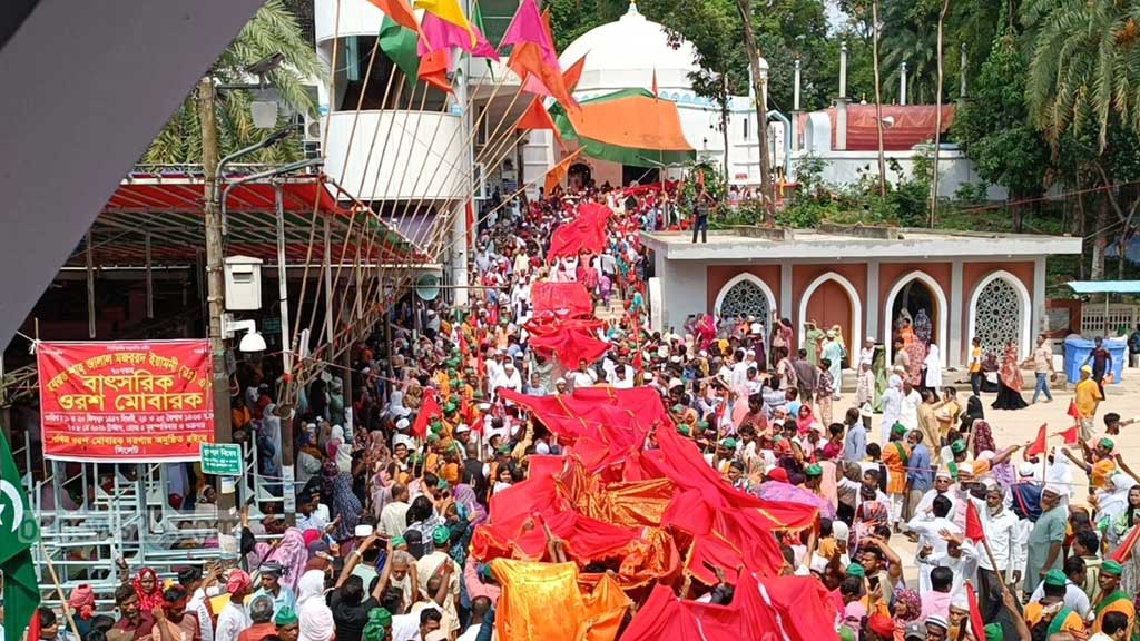 হজরত শাহজালাল (রহ.)-এর ৭০৭তম ওরস শরীফ শুরু, লাখো মানুষের ঢল