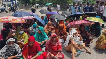 বকেয়া বেতনসহ ৭ দফা দাবিতে মহাখালীতে গার্মেন্টস শ্রমিকদের সড়ক অবরোধ
