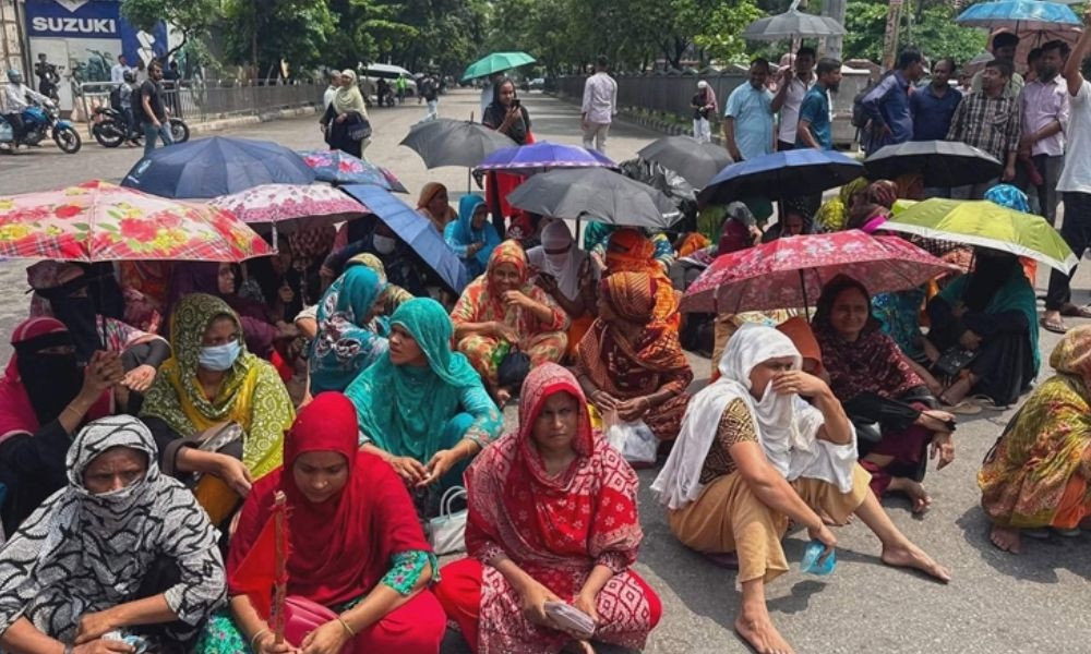 বকেয়া বেতনসহ ৭ দফা দাবিতে মহাখালীতে গার্মেন্টস শ্রমিকদের সড়ক অবরোধ