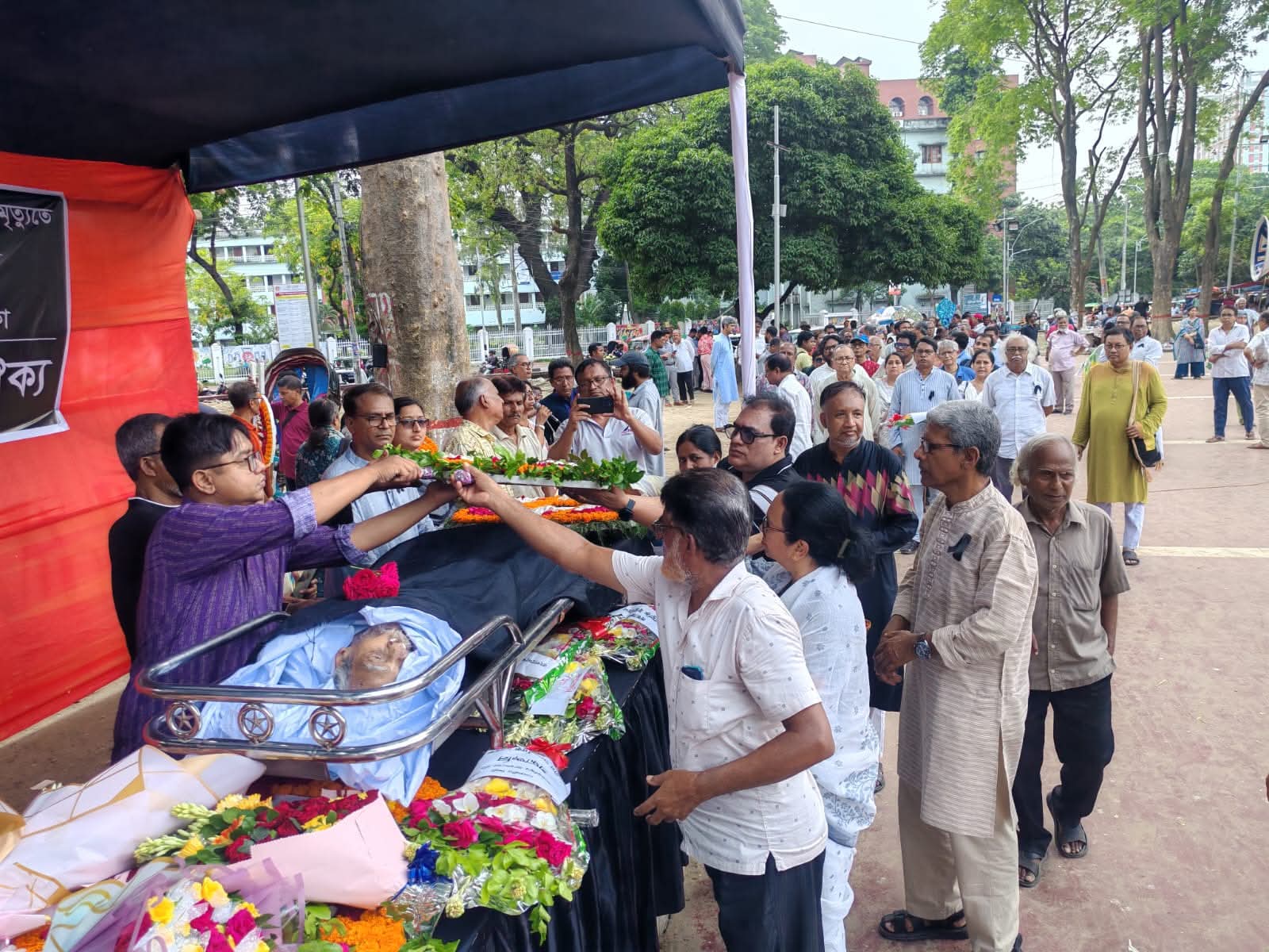কমরেড কামরুদ্দিন আফসারের মরদেহে ওয়ার্কার্স পার্টি শ্রদ্ধা নিবেদন