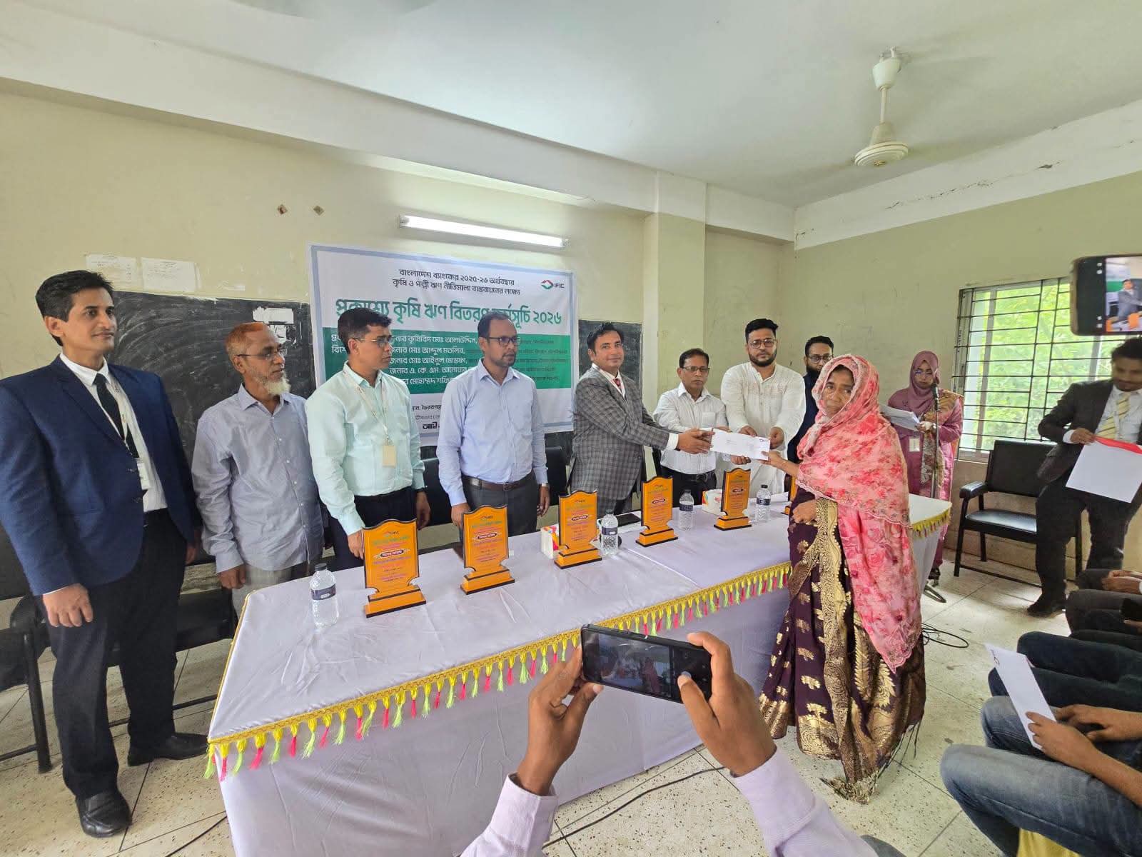 শ্রীমঙ্গলে আইএফআইসি ব্যাংকের প্রকাশ্যে কৃষি ঋণ বিতরণ