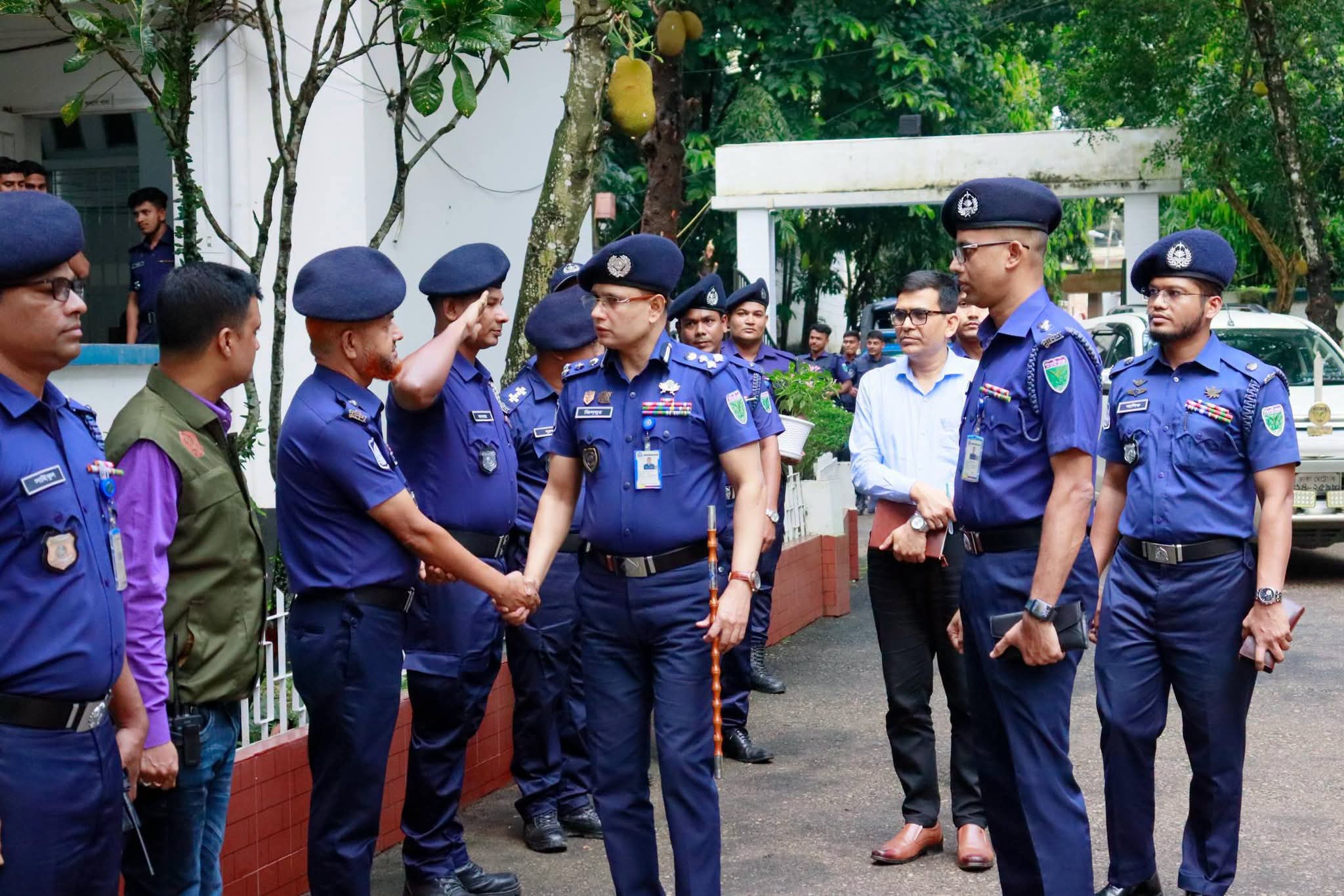 সিলেট রেঞ্জের ডিআইজির মৌলভীবাজার জেলা পুলিশের হিসাব শাখা পরিদর্শন