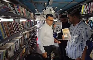 বঙ্গবন্ধু ও শেখ হাসিনার বই থাকায় বিশ্বসাহিত্য কেন্দ্রের গাড়ি আটক করল ছাত্রদল