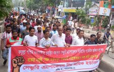 বন্ধ কারখানা চালু ও বকেয়া পরিশোধের দাবিতে সেঞ্চুরি অ্যাপারেলস শ্রমিকদের বিক্ষোভ