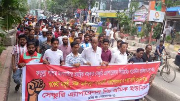 বন্ধ কারখানা চালু ও বকেয়া পরিশোধের দাবিতে সেঞ্চুরি অ্যাপারেলস শ্রমিকদের বিক্ষোভ