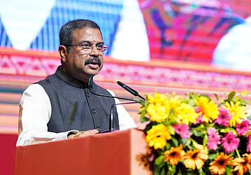 তেলাপোকাদের আন্দোলনের মুখে পদত্যাগ করলেন ভারতের শিক্ষামন্ত্রী