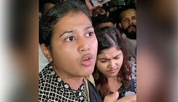 ধানমন্ডি ৩২-এ শ্রদ্ধা জানাতে গিয়ে আটক দুই তরুণী ছয় মাস আগের মামলায় গ্রেপ্তার
