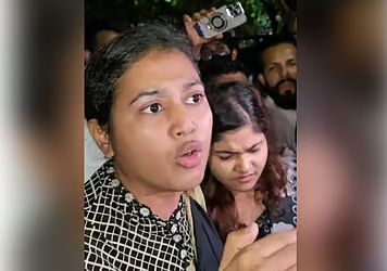 ধানমন্ডি ৩২-এ শ্রদ্ধা জানাতে গিয়ে আটক দুই তরুণী ছয় মাস আগের মামলায় গ্রেপ্তার