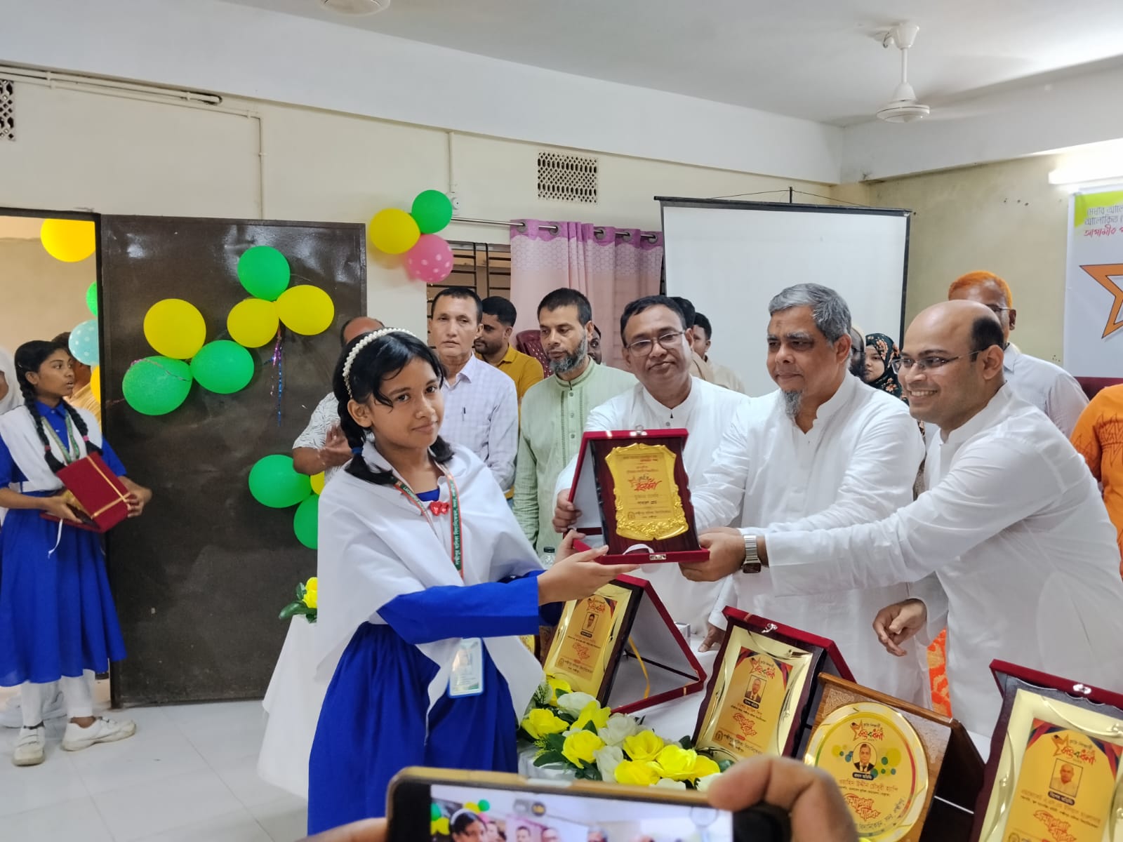 লক্ষ্মীপুর বালিকা বিদ্যানিকেতনের কৃতি শিক্ষার্থীদের সংবর্ধনা