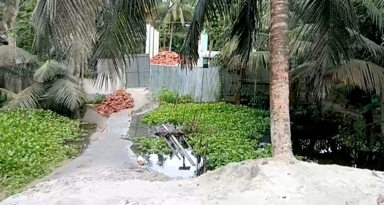 লক্ষ্মীপুরে জমি নিয়ে বিরোধ, আদালতে পাল্টাপাল্টি মামলা