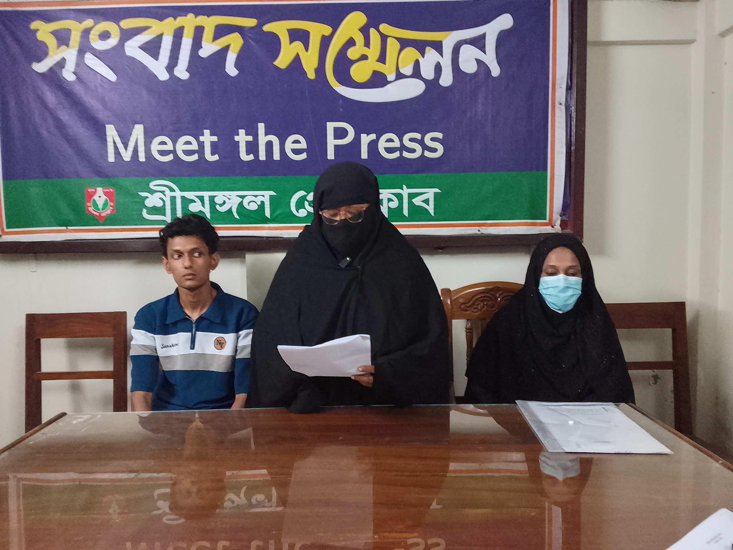 পৈত্রিক সম্পত্তিতে উত্তরাধিকার বঞ্চনার অভিযোগে প্রবাসী বোনের সংবাদ সম্মেলন