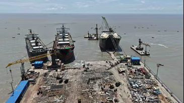 সীতাকুণ্ডে জাহাজভাঙা কারখানায় বিষাক্ত গ্যাসে ৮ শ্রমিকের মৃত্যু