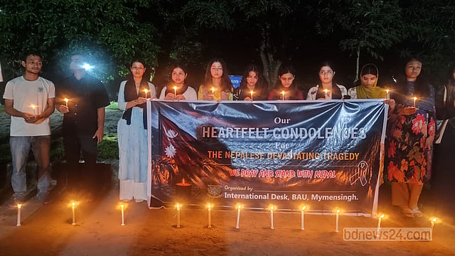 মোমের আলোয় বন্যায় নিহতদের স্মরণ বাকৃবির নেপালি শিক্ষার্থীদের