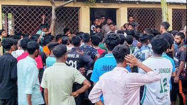 ফেল করা শিক্ষার্থীদের বিক্ষোভ, শিক্ষকদের কক্ষে বাইরে থেকে তালা