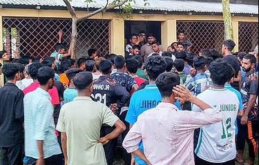 ফেল করা শিক্ষার্থীদের বিক্ষোভ, শিক্ষকদের কক্ষে বাইরে থেকে তালা