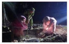মুক্তিযুদ্ধের সময় এবং এখন মুক্তিযোদ্ধার কবর পরিবারের নারীরা খুঁড়ছেন!