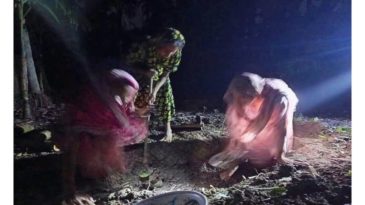 মুক্তিযুদ্ধের সময় এবং এখন মুক্তিযোদ্ধার কবর পরিবারের নারীরা খুঁড়ছেন!