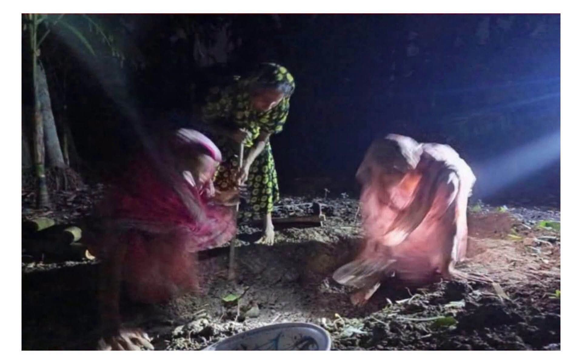 মুক্তিযুদ্ধের সময় এবং এখন মুক্তিযোদ্ধার কবর পরিবারের নারীরা খুঁড়ছেন!