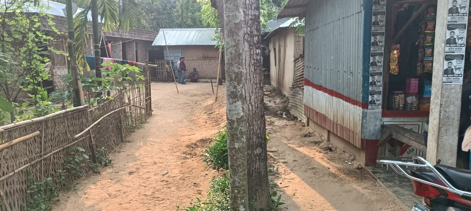 সীমানা ও পানি নিষ্কাশন নিয়ে বিরোধ, দাড়ি ছিঁড়ে ফেলার হুমকি