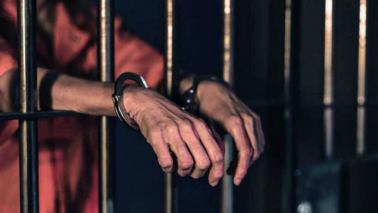 রাজবন্দী: একসময়ের সহযোদ্ধারা কি চেয়ে চেয়ে দেখবে?